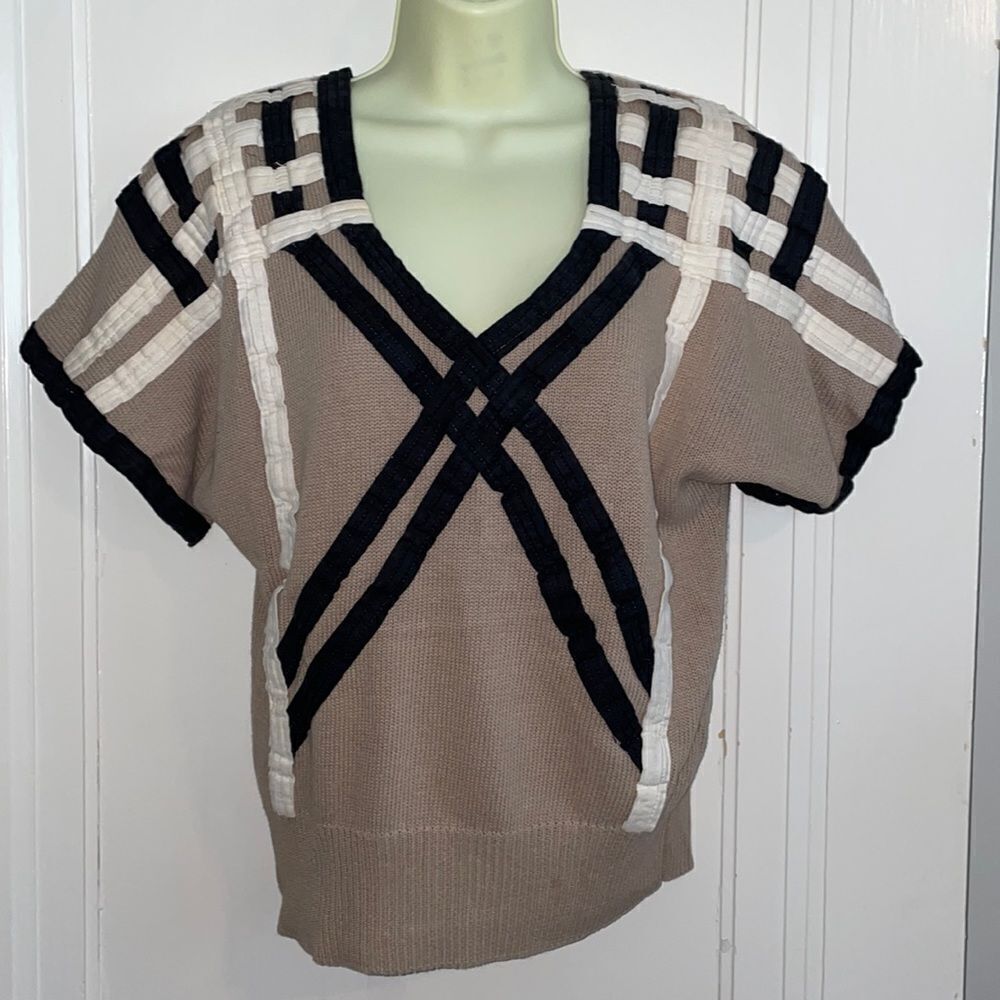 Vtg 80s I.B. Diffusion tan‎ short sleeved V neck sweater with ribbon design